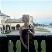 Sono Laura ,sono un'insegnante di violino, laureata in Conservatorio